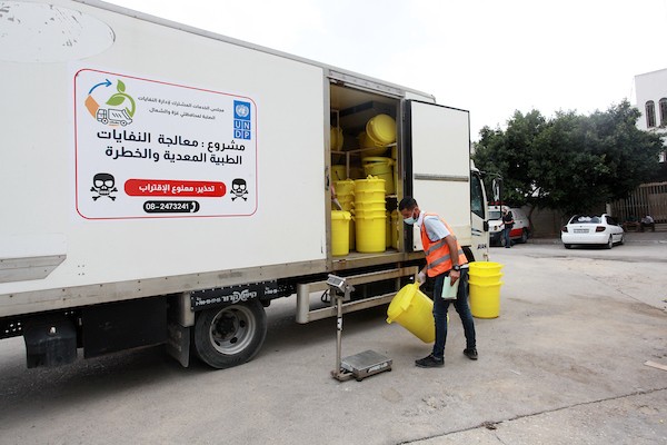 وزارة الصحة في غزة تتلف النفايات الطبية بطرق حديثة صديقة للبيئة