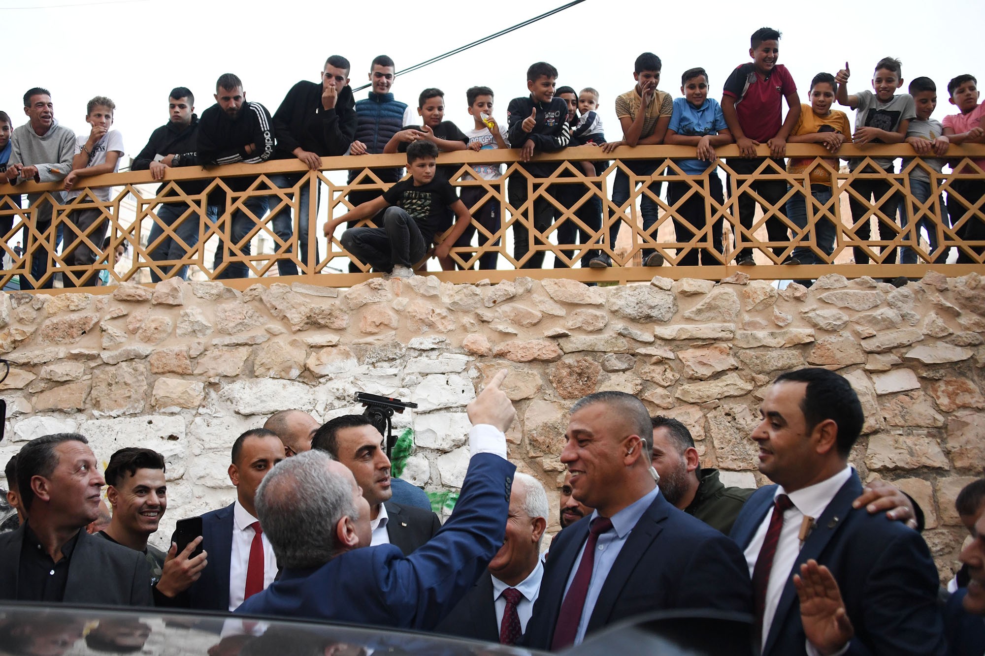 اشتية خلال جولة في البلدة القديمة بالخليل 4