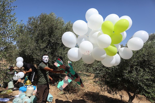 فلسطينيون من وحدة أبناء الزواري يطلقون البالونات الحارقة بالقرب من الحدود الشرقية لقطاع غزة 3