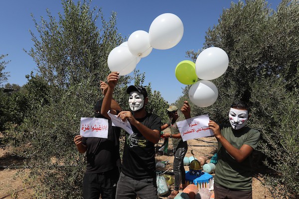 فلسطينيون من وحدة أبناء الزواري يطلقون البالونات الحارقة بالقرب من الحدود الشرقية لقطاع غزة 0