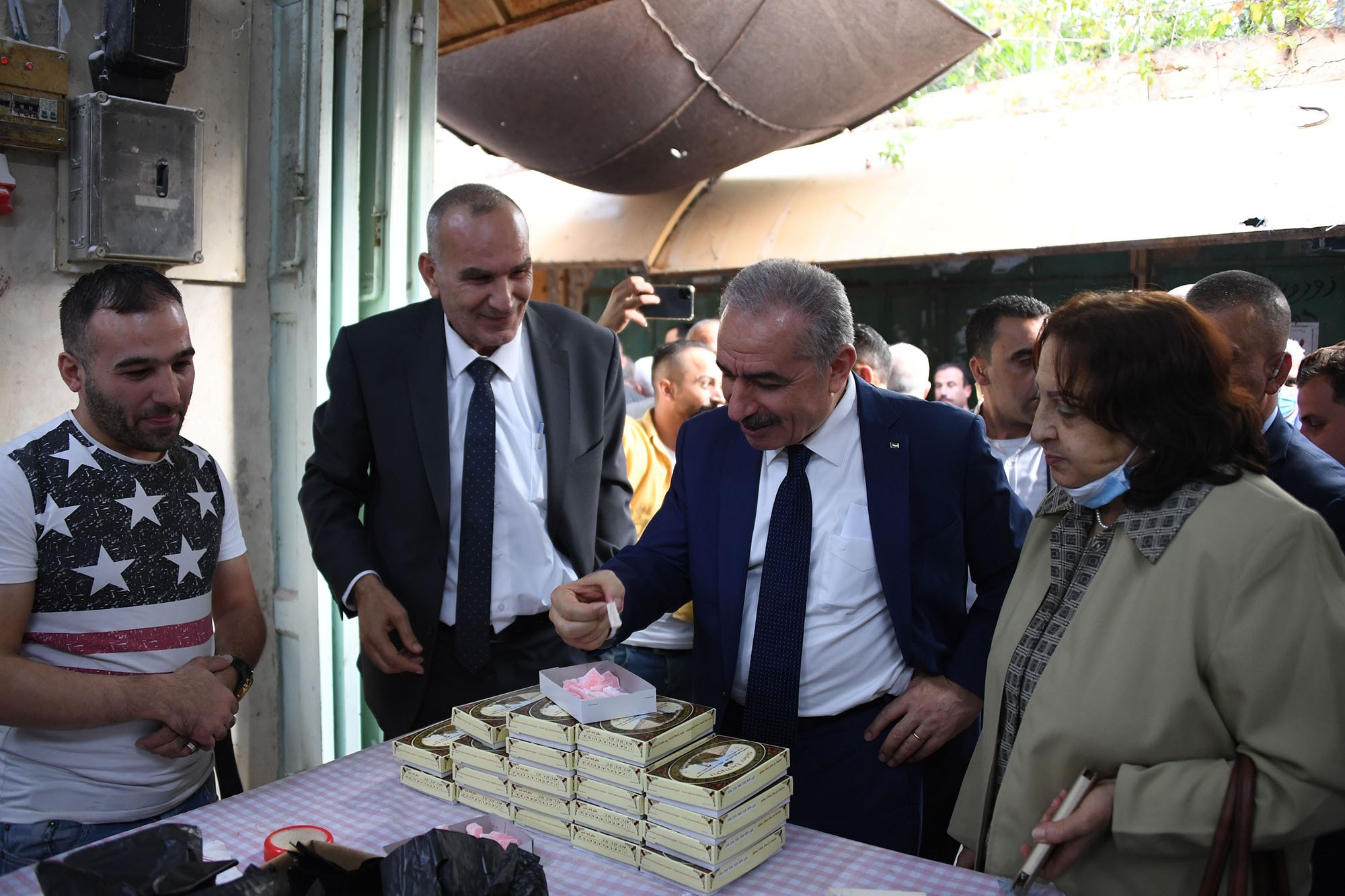 اشتية خلال جولة في البلدة القديمة بالخليل 6