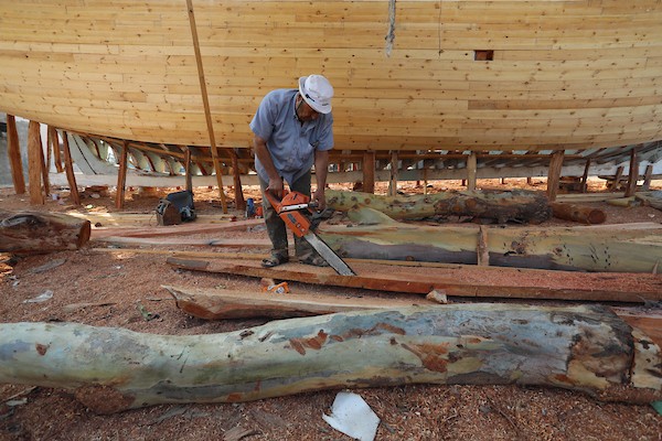 فلسطينيون يعملون على صناعة أكبر قارب صيد في خان يونس جنوب قطاع غزة بأدوات ومعدات بسيطة 43