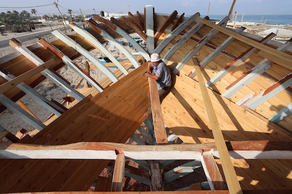 فلسطينيون يعملون على صناعة أكبر قارب صيد في خان يونس جنوب قطاع غزة بأدوات ومعدات بسيطة 6