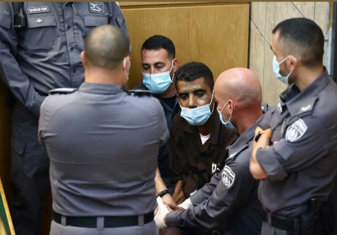 زكريا زبيدي أثناء عرضه على محكمة الاحتلال في الناصرة المحتلة
