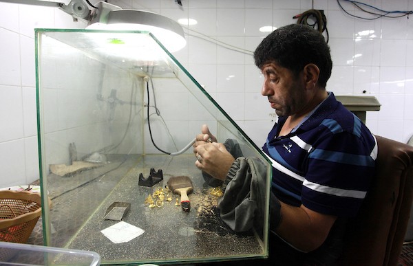 يعمل الصاغة الفلسطينيون في مصنع للذهب والمجوهرات ، شمال قطاع غزة