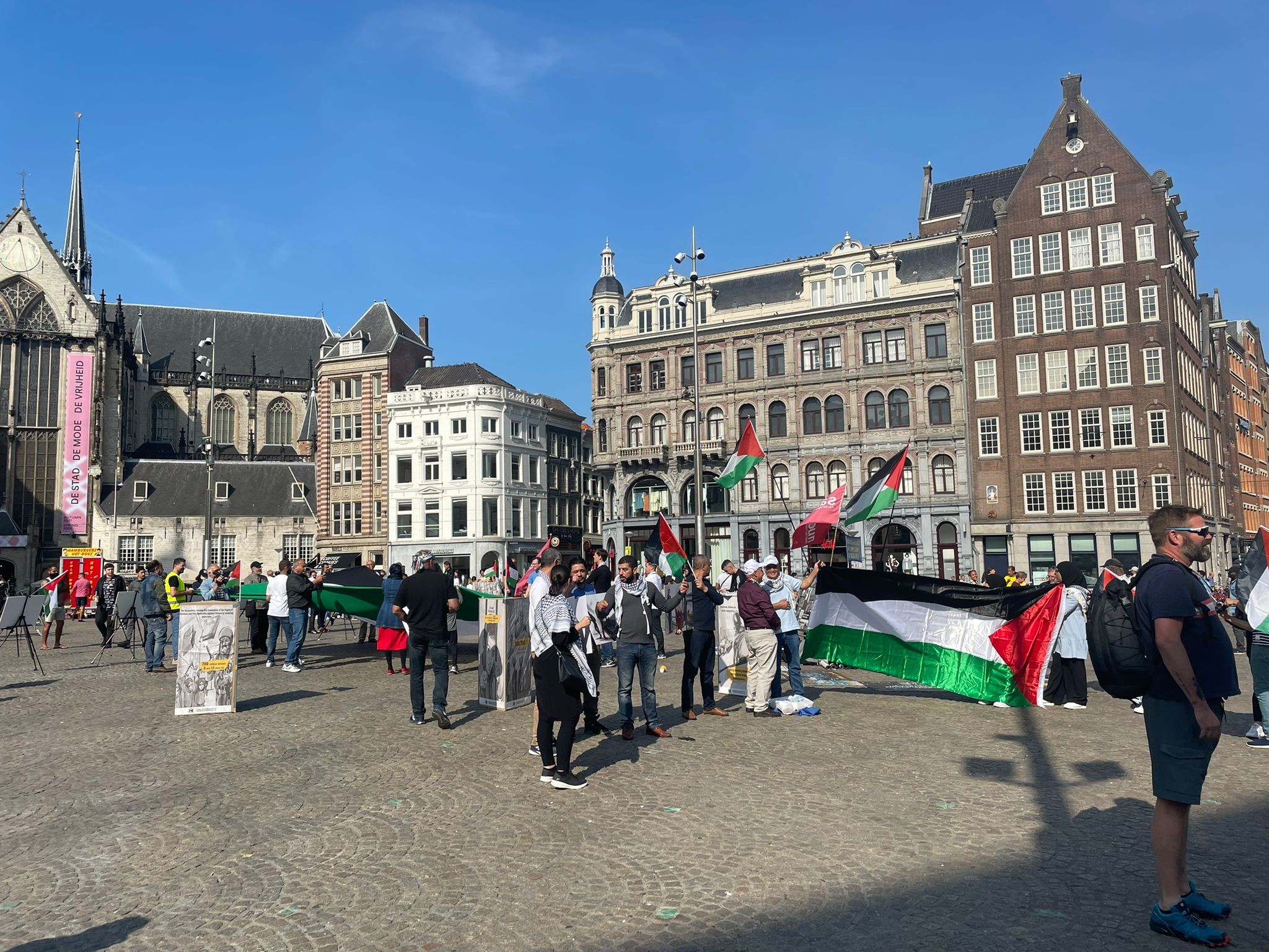 وقفة تضامنية مع الأسرى الفلسطينيين في مدينة (أمستردام) الهولندية3