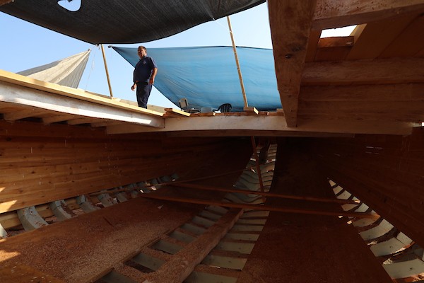 فلسطينيون يعملون على صناعة أكبر قارب صيد في خان يونس جنوب قطاع غزة بأدوات ومعدات بسيطة 13