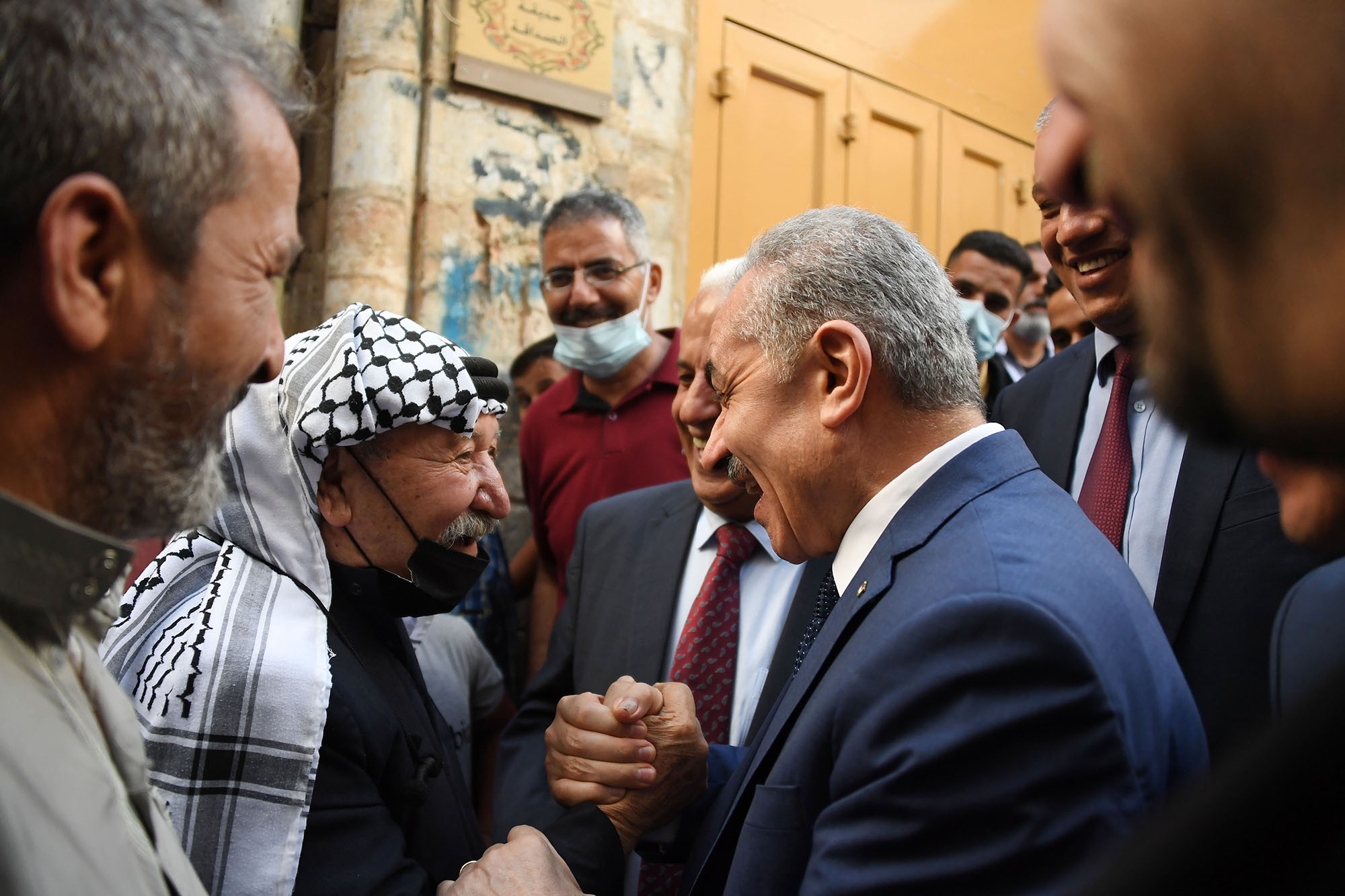 اشتية خلال جولة في البلدة القديمة بالخليل