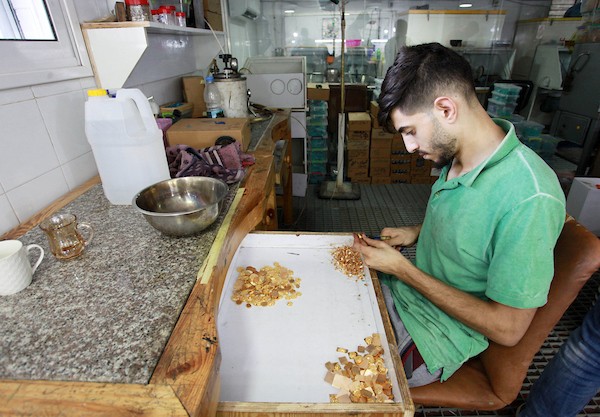 يعمل الصاغة الفلسطينيون في مصنع للذهب والمجوهرات ، شمال قطاع غزة  7