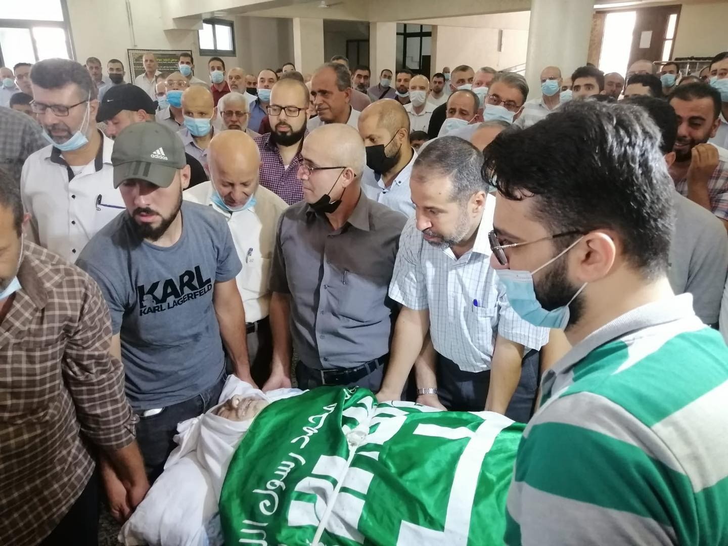 جانب من وداع القيادي في حماس البروفسور عصام الأشقر في نابلس قبل نقله جثمانه الى طولكرم