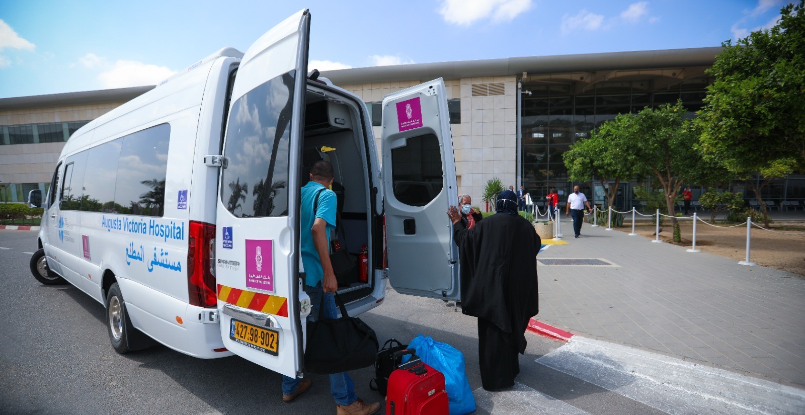 بنك فلسطين يتبرع بحافلة لمستشفى المطلع في القدس لنقل المرضى القادمين من قطاع غزة والعائدين إليه 2