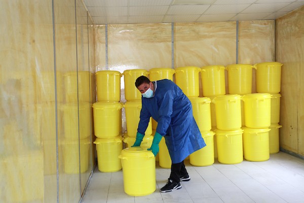 وزارة الصحة في غزة تتلف النفايات الطبية بطرق حديثة صديقة للبيئة