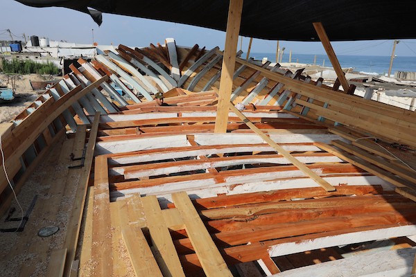 فلسطينيون يعملون على صناعة أكبر قارب صيد في خان يونس جنوب قطاع غزة بأدوات ومعدات بسيطة 11