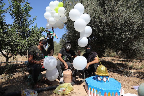 فلسطينيون من وحدة أبناء الزواري يطلقون البالونات الحارقة بالقرب من الحدود الشرقية لقطاع غزة 2