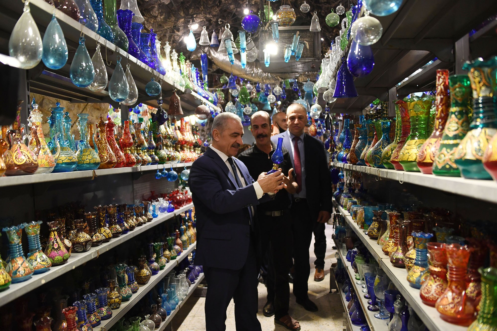 اشتية خلال جولة في البلدة القديمة بالخليل 3