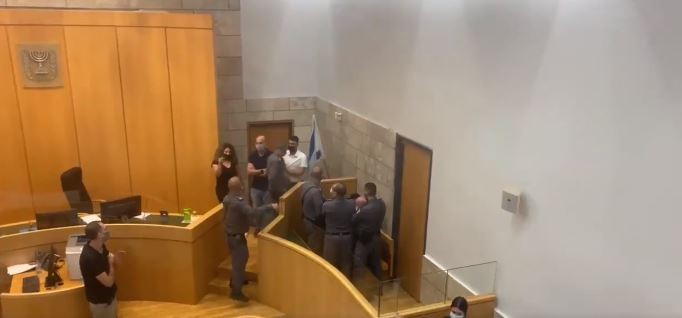 حراس أمن أحاطوا بزكريا الزبيدي خلال عرضه على المحكمة وفق شهادات صحفيين