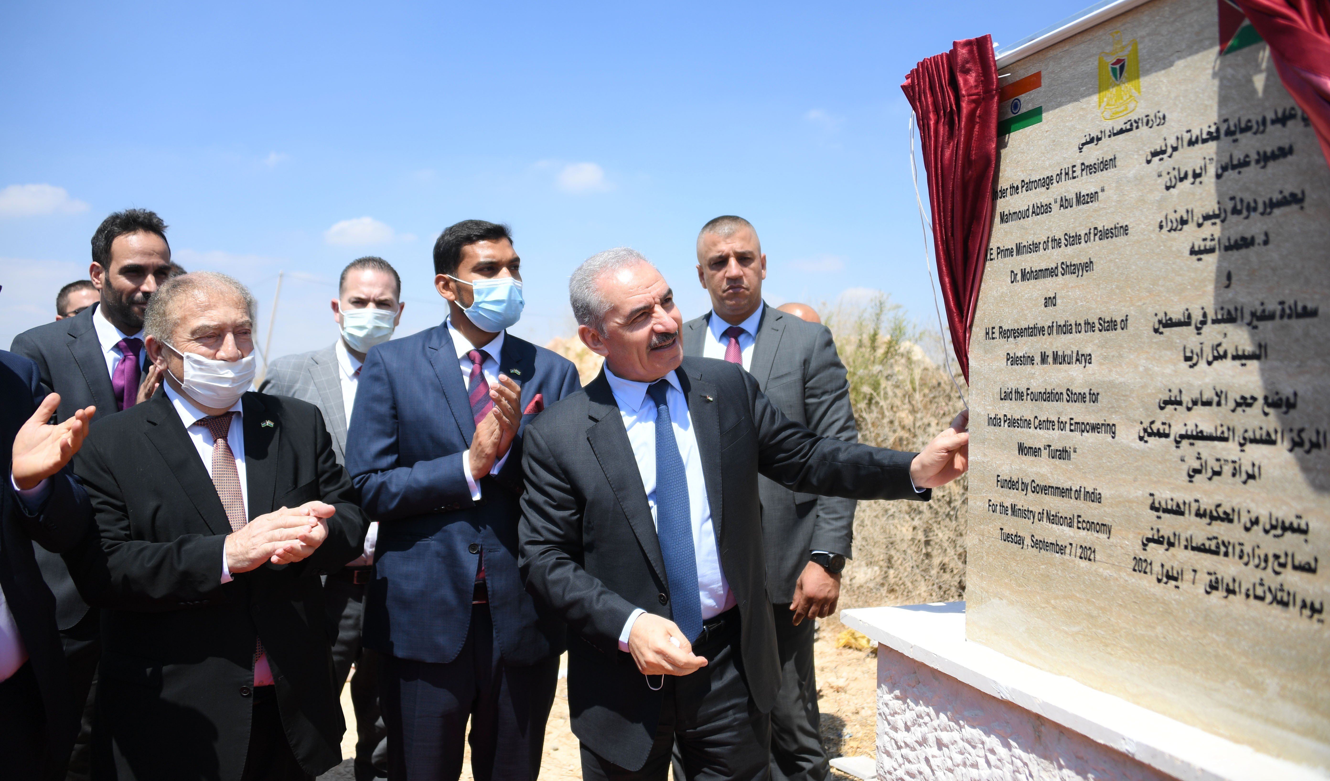 اشتية يضع حجر الأساس لمركز تطوير المنتجات التراثية في رام الله