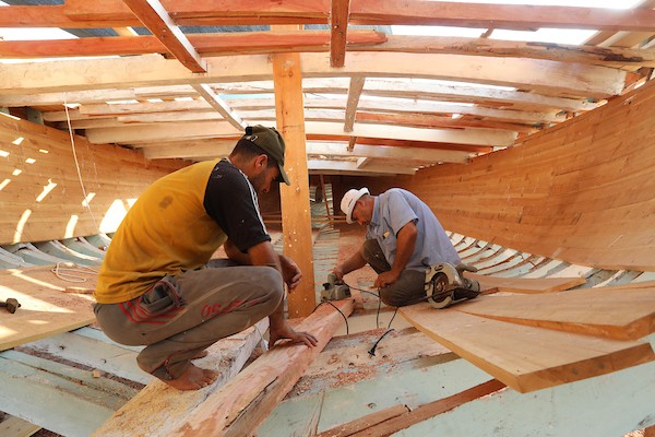 فلسطينيون يعملون على صناعة أكبر قارب صيد في خان يونس جنوب قطاع غزة بأدوات ومعدات بسيطة 51