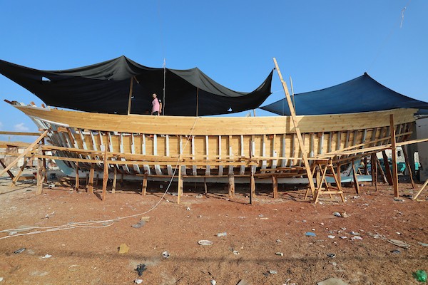 فلسطينيون يعملون على صناعة أكبر قارب صيد في خان يونس جنوب قطاع غزة بأدوات ومعدات بسيطة 25