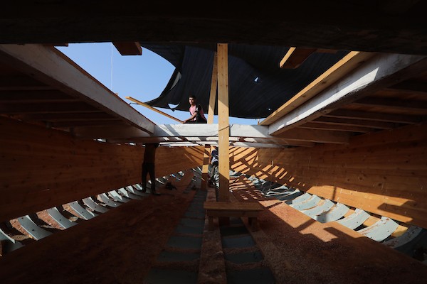 فلسطينيون يعملون على صناعة أكبر قارب صيد في خان يونس جنوب قطاع غزة بأدوات ومعدات بسيطة 20