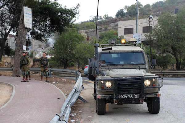 طلاب فلسطينيون يسيرون لمدارسهم بعد منع الجنود الاسرائيلية من عبورهم الطريق الرئيسي في قرية اللُبّن الشرقية بين رام الله ونابلس