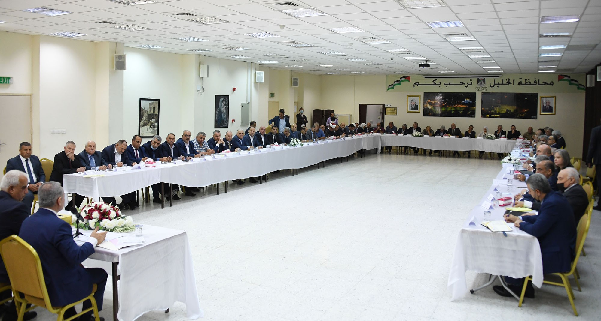 اشتية خلال جولة في البلدة القديمة بالخليل 9