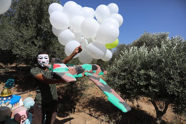 فلسطينيون من وحدة أبناء الزواري يطلقون البالونات الحارقة بالقرب من الحدود الشرقية لقطاع غزة 6