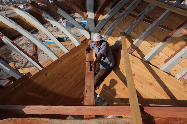 فلسطينيون يعملون على صناعة أكبر قارب صيد في خان يونس جنوب قطاع غزة بأدوات ومعدات بسيطة 8