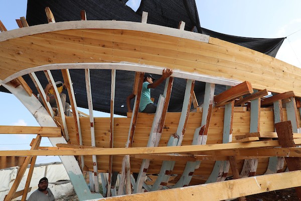 فلسطينيون يعملون على صناعة أكبر قارب صيد في خان يونس جنوب قطاع غزة بأدوات ومعدات بسيطة 2