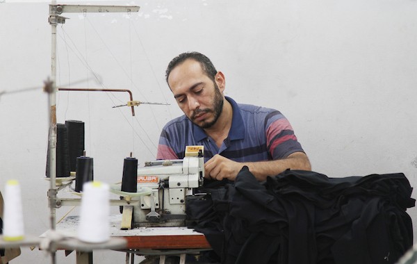 مصانع الخياطة تستأنف عملها في القطاع بعد توقف استمر أشهر