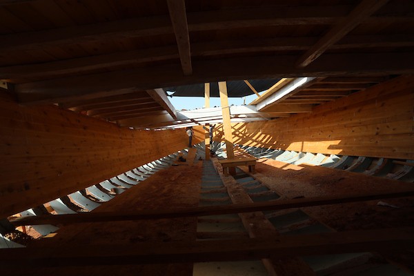 فلسطينيون يعملون على صناعة أكبر قارب صيد في خان يونس جنوب قطاع غزة بأدوات ومعدات بسيطة 16