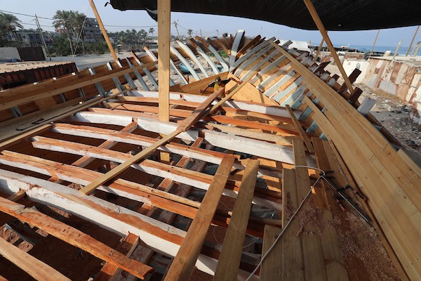 فلسطينيون يعملون على صناعة أكبر قارب صيد في خان يونس جنوب قطاع غزة بأدوات ومعدات بسيطة 3