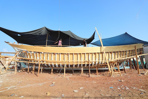 فلسطينيون يعملون على صناعة أكبر قارب صيد في خان يونس جنوب قطاع غزة بأدوات ومعدات بسيطة 26