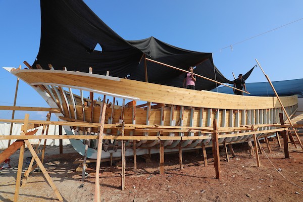 فلسطينيون يعملون على صناعة أكبر قارب صيد في خان يونس جنوب قطاع غزة بأدوات ومعدات بسيطة 27