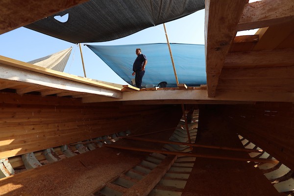 فلسطينيون يعملون على صناعة أكبر قارب صيد في خان يونس جنوب قطاع غزة بأدوات ومعدات بسيطة 12