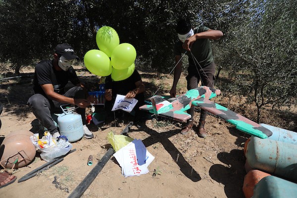 فلسطينيون من وحدة أبناء الزواري يطلقون البالونات الحارقة بالقرب من الحدود الشرقية لقطاع غزة