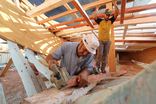 فلسطينيون يعملون على صناعة أكبر قارب صيد في خان يونس جنوب قطاع غزة بأدوات ومعدات بسيطة 36