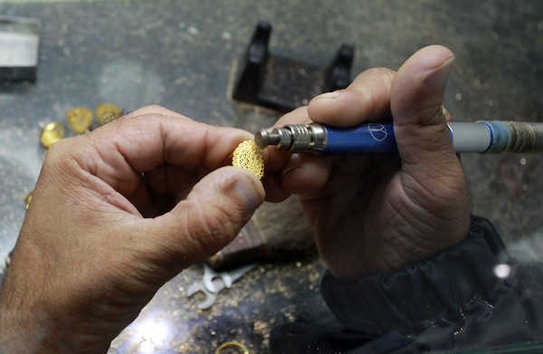 يعمل الصاغة الفلسطينيون في مصنع للذهب والمجوهرات ، شمال قطاع غزة  2