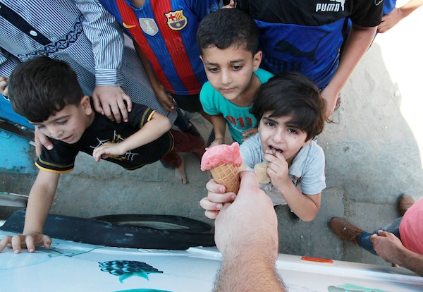  مثلجات مجانية توزع البسمة بين أطفال غزة