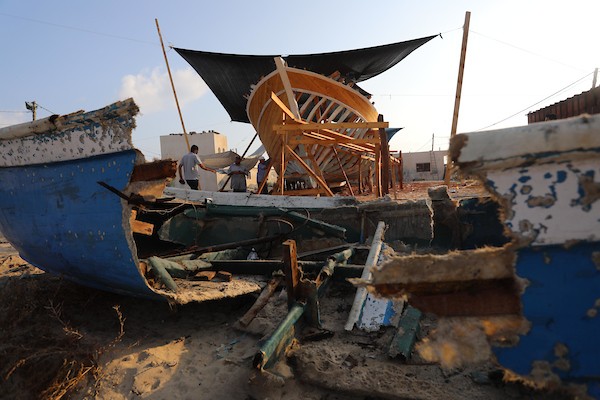 فلسطينيون يعملون على صناعة أكبر قارب صيد في خان يونس جنوب قطاع غزة بأدوات ومعدات بسيطة 33