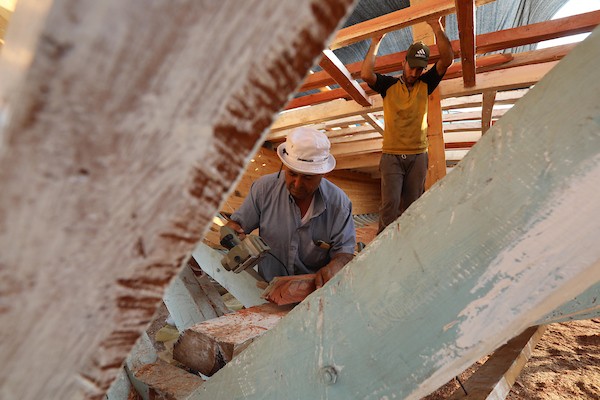 فلسطينيون يعملون على صناعة أكبر قارب صيد في خان يونس جنوب قطاع غزة بأدوات ومعدات بسيطة 47
