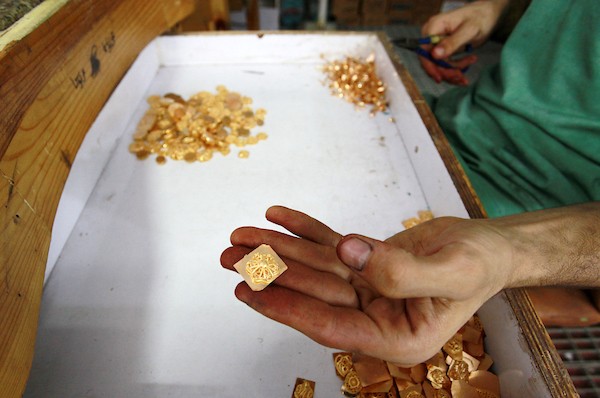 يعمل الصاغة الفلسطينيون في مصنع للذهب والمجوهرات ، شمال قطاع غزة  9