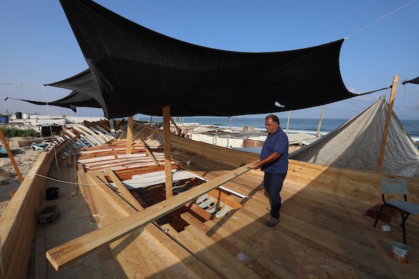 فلسطينيون يعملون على صناعة أكبر قارب صيد في خان يونس جنوب قطاع غزة بأدوات ومعدات بسيطة 10