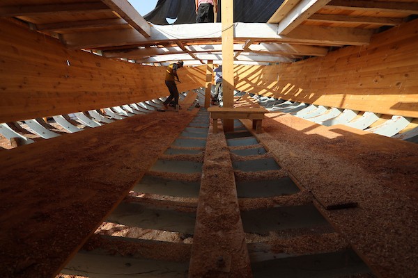 فلسطينيون يعملون على صناعة أكبر قارب صيد في خان يونس جنوب قطاع غزة بأدوات ومعدات بسيطة 21