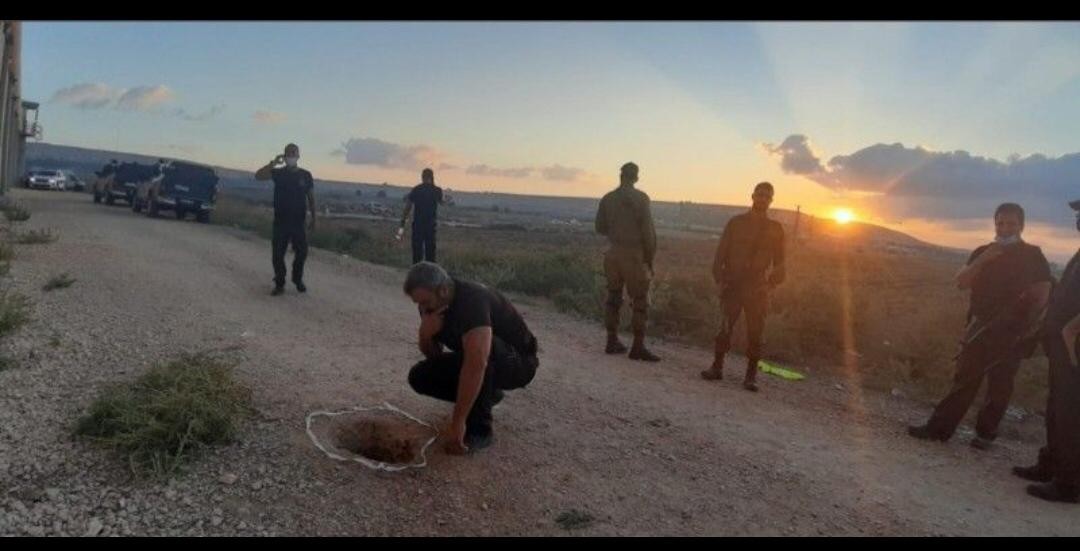 صور من مكان السجن تظهر إحداها تظهر ملابس الأسرى بعد نزعها وإلقائها في منطقة قريبة من السجن بعد هروبهم منه 3