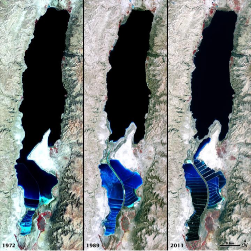 صورة جوية للبحر الميّت في السنوات (1972 - 1989 - 2011) تبيّن انحسار المياه بين الحوضين الشمالي والجنوبي (المصدر ناسا)
