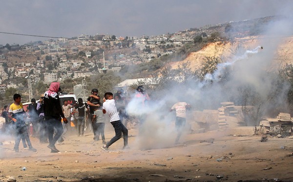    مواجهات بين المتظاهرين الفلسطينيين وقوات الاحتلال الإسرائيلي ضد توسع الاستيطان في بيتا