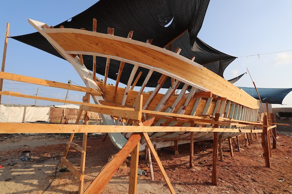 فلسطينيون يعملون على صناعة أكبر قارب صيد في خان يونس جنوب قطاع غزة بأدوات ومعدات بسيطة 50