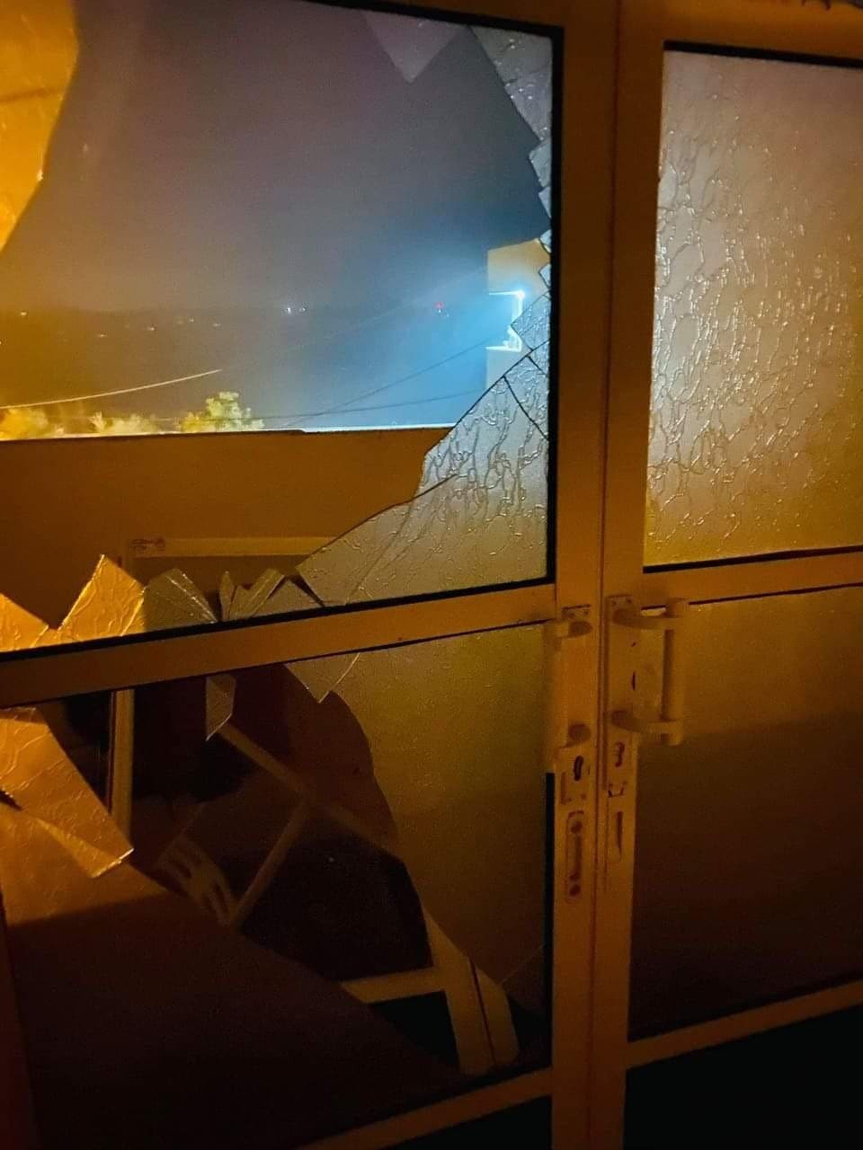 أضرار أصابت منازل المواطنين جراء الغارات الاسرائيلية العنيفة على مدينة رفح