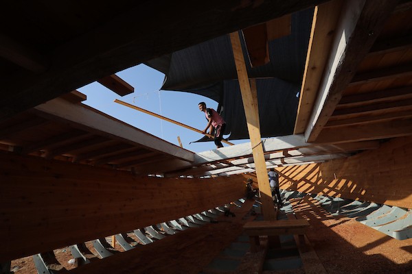 فلسطينيون يعملون على صناعة أكبر قارب صيد في خان يونس جنوب قطاع غزة بأدوات ومعدات بسيطة22